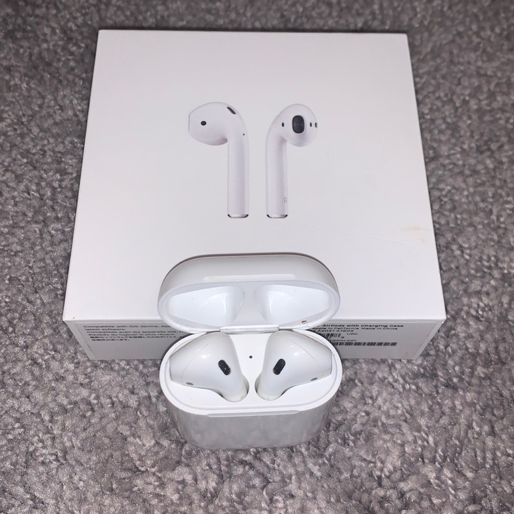 Apple AirPods with case
